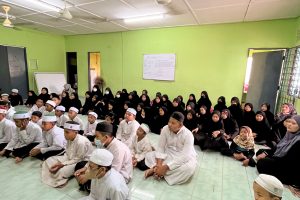 BAJU UNIFORM PERTAMA MADRASAH SELEPAS DUA TAHUN
